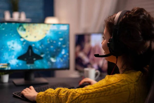 Gamer streamer mujer con auriculares jugando juegos de disparos espaciales — Foto de Stock