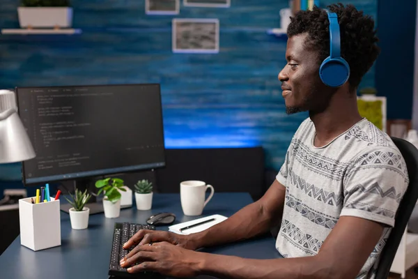 Programador afroamericano con código de programa de escritura de auriculares — Foto de Stock