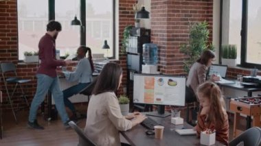 Küçük kız gürültü yapıyor ve iş adamlarını rahatsız ediyor.