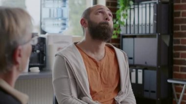 A.A. terapi seansında insanın ruhsal çöküntü yaşaması ve bağımlılıktan bahsetmesi.