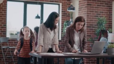 Anne ve meslektaş tartışmasını bölen sıkkın çocuk