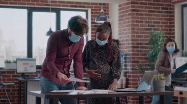 Çok ırklı insanlardan oluşan bir ekip iş projesi üzerinde çalışıyor.