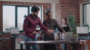 Hamile kadın proje planlaması için bir erkekle çalışıyor.