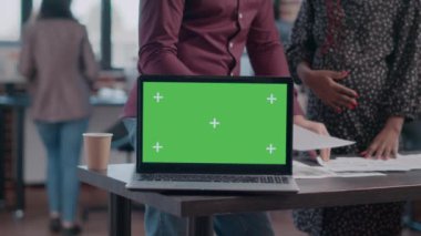 Ofisteki laptoptaki yatay yeşil ekranı kapat