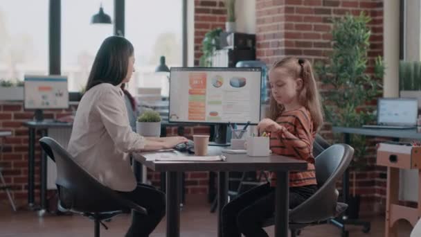 Trabajo madre planificación proyecto y niña garabateando en el cuaderno — Vídeo de stock