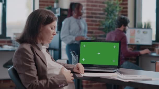 Adulto esperando bebé y trabajando con pantalla verde en el ordenador portátil — Vídeos de Stock