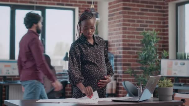 Mujer afroamericana esperando un hijo y trabajando en negocios — Vídeos de Stock