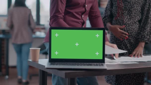 Närbild av horisontell grön skärm på bärbar dator på kontoret — Stockvideo