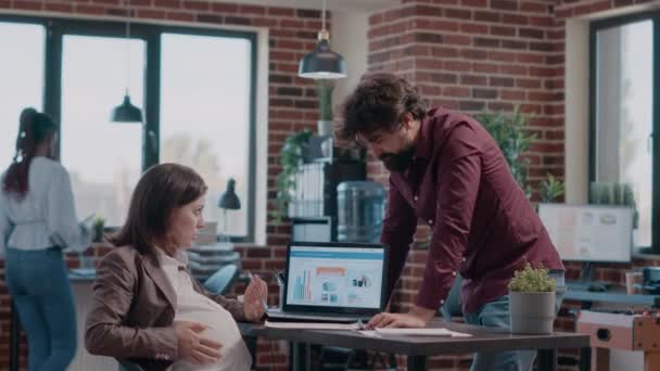 工作时怀孕和与男人讨论的女商人 — 图库视频影像