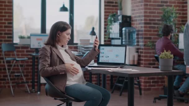 Женщина, ожидающая, что ребенок, держащий смартфон, будет говорить по видеосвязи — стоковое видео