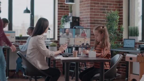 Alleenstaande moeder met kind op het werk wonen video call vergadering op computer — Stockvideo