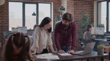 Annesinin işyerindeki okuldan dönen küçük kız.