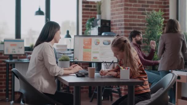 Alleenstaande moeder praten met collega over groei en dochter krabben op het werk — Stockvideo