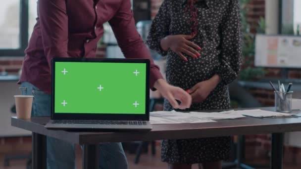 Primer plano de la gente de negocios que tiene portátil con pantalla verde horizontal — Vídeos de Stock