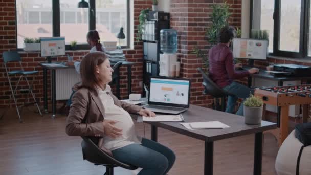 女商人怀孕，与同事一起进行分析 — 图库视频影像