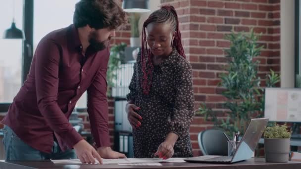 Woman expecting baby and working on business project with colleague — Stock Video