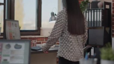 İş kadını çizelge analizi planlamak için bilgisayar kullanıyor.