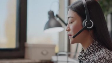 Müşteri hizmetlerinde telefonla konuşan işçileri kapatın.