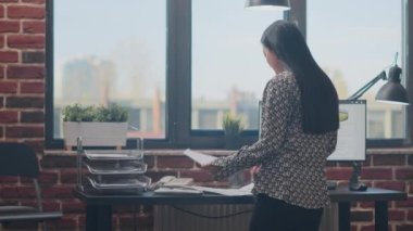 Belgeler ve bilgisayarla çalışan çalışanları kapat