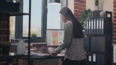 İş projesini planlamak için evrakları analiz eden Asyalı kadın.