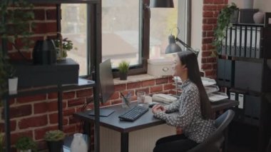 Girişimci iletişim için bilgisayarda video çağrısı kullanıyor