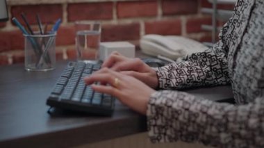 Bilgisayar klavyesinde yazan iş kadınını kapat