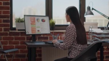 Ofiste sırt ağrısı çeken girişimci.