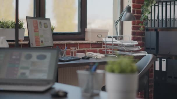 Niemand im Büro mit Computer, um ein Projekt zu planen — Stockvideo