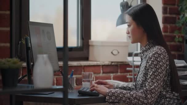 Biznes kobieta świętuje osiągnięcie projektu w biurku — Wideo stockowe