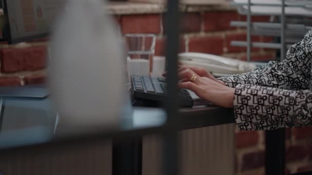 Närbild av anställd skriva på dator tangentbord — Stockvideo