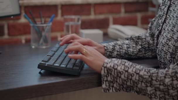 Närbild av anställd som använder tangentbord för att arbeta på datorn — Stockvideo