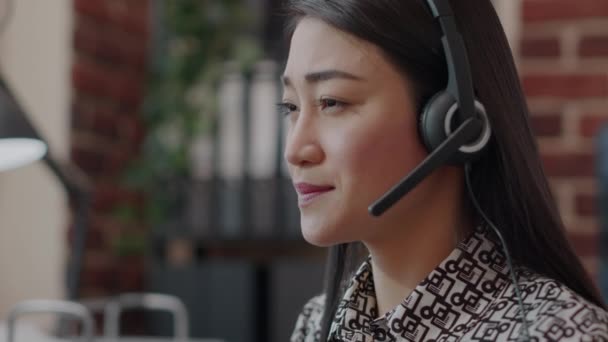 Primer plano del empleado del centro de llamadas con auriculares hablando por teléfono — Vídeo de stock