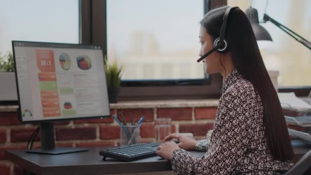 Kvinna konsult med hörlurar att chatta på telefonsamtal — Stockvideo