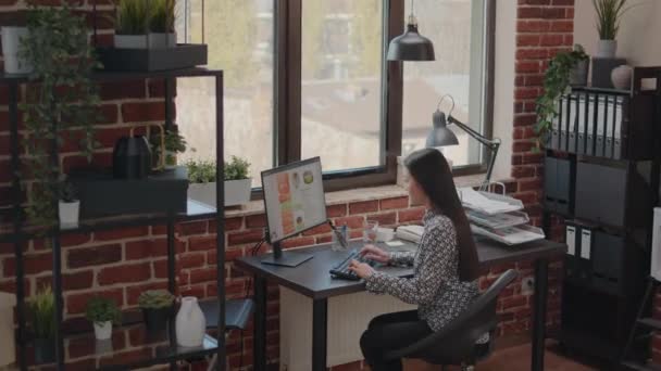 Bilgisayarda iş başarısını kutlayan tatmin olmuş kadın — Stok video