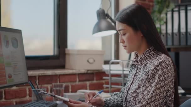 Бизнес-женщина смотрит на файлы в буфере обмена, чтобы работать над стратегией — стоковое видео