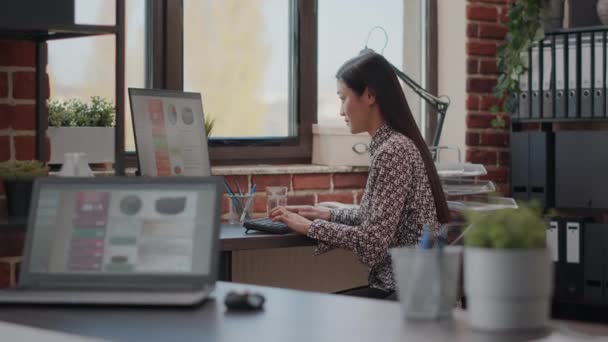 Primo piano della donna che lavora alla pianificazione del progetto con il computer — Video Stock