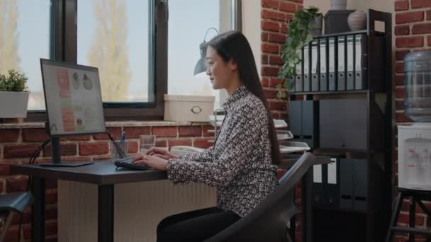 Anställd som använder dator för att arbeta med affärsprojekt — Stockvideo