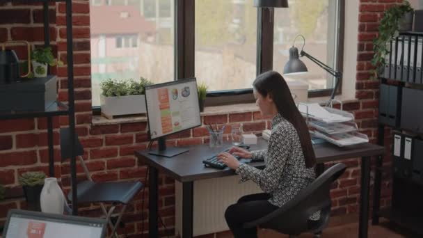 Employé travaillant avec la conception de graphiques d'entreprise sur ordinateur — Video