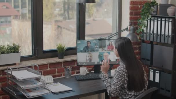 비디오 전화를 사용하여 직장 동료들 과 컴퓨터 로 이야기하는 고용인들 — 비디오