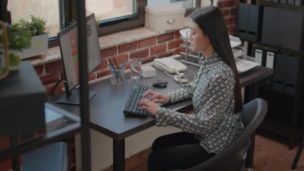 Ázsiai nő gépelés számítógép billentyűzetén üzleti projekt tervezéséhez — Stock videók