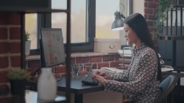 Çalışan bilgisayarla iş projesi üzerinde çalışıyor — Stok video