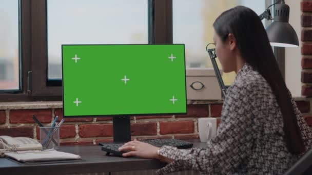 Zakelijke vrouw werkt met horizontaal groen scherm op monitor — Stockvideo