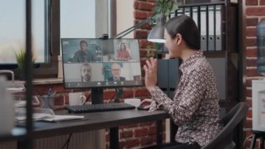 İş kadını, iş arkadaşlarıyla proje hakkında konuşmak için video çağrısı yapıyor.