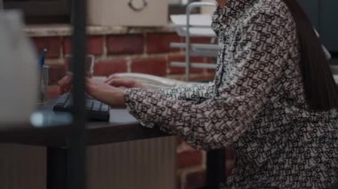 Baskı altında çalışan stresli insanları kapatın.