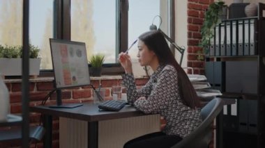 Bilgisayarda iş stratejisini düşünen düşünceli bir işçi.