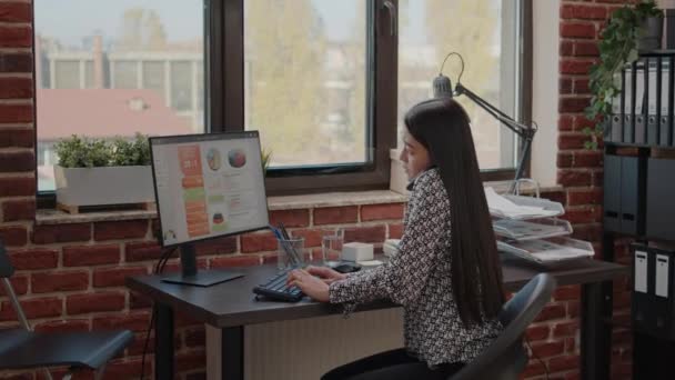 Empregado usando smartphone para falar por telefone — Vídeo de Stock