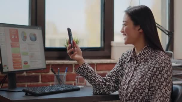 Zbliżenie pracownika za pomocą połączenia wideo na smartfonie — Wideo stockowe
