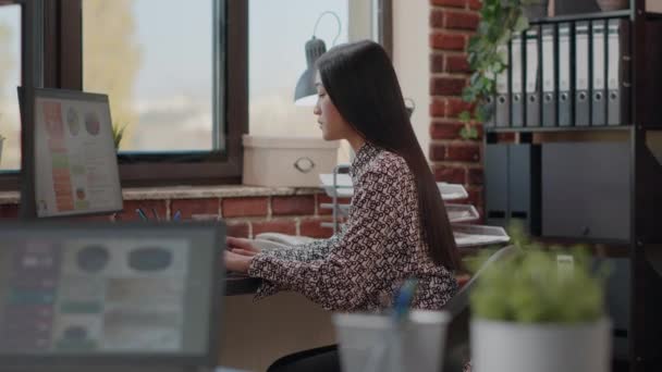 Portrait of business woman working on computer to plan project — Stock Video