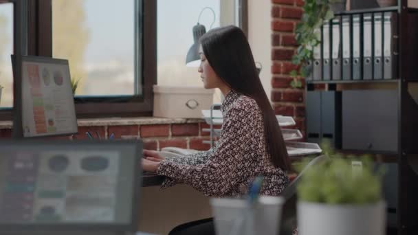 Retrato de la mujer de negocios que trabaja en la computadora para planificar el proyecto — Vídeos de Stock