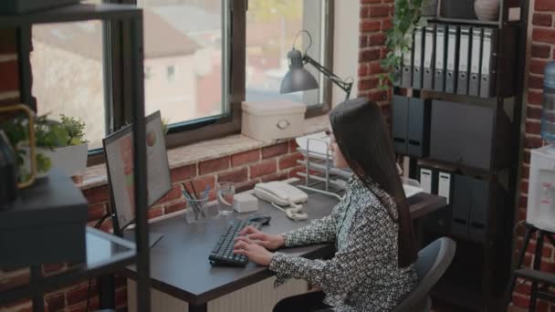 Портрет азиатской деловой женщины, работающей за компьютером — стоковое видео
